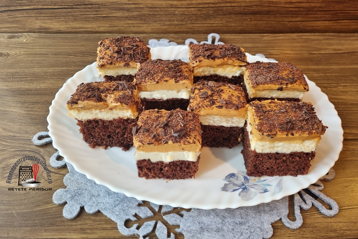 Negresă cu cocos și caramel sărat porționată pe un platou oval