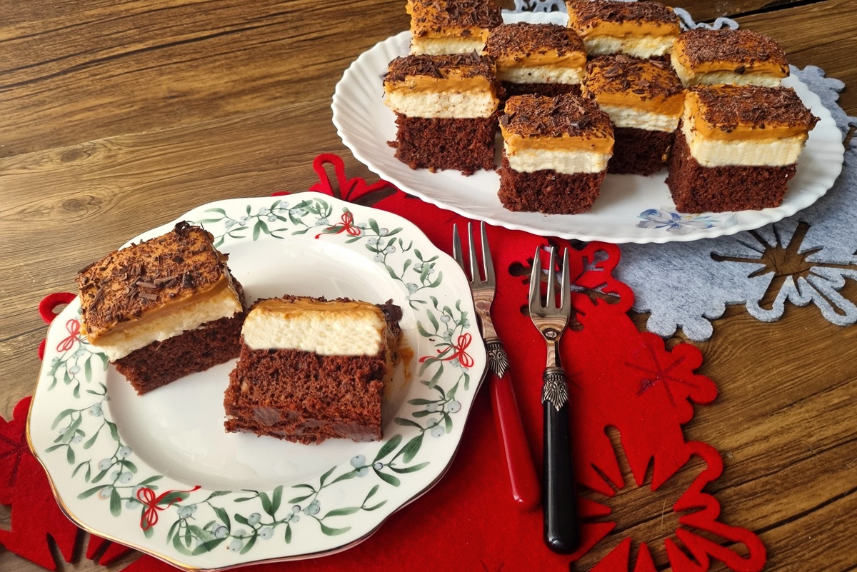 Porții de negresă cu cocos și caramel sărat pe o farfurie și pe un platou, alături de două furculițe