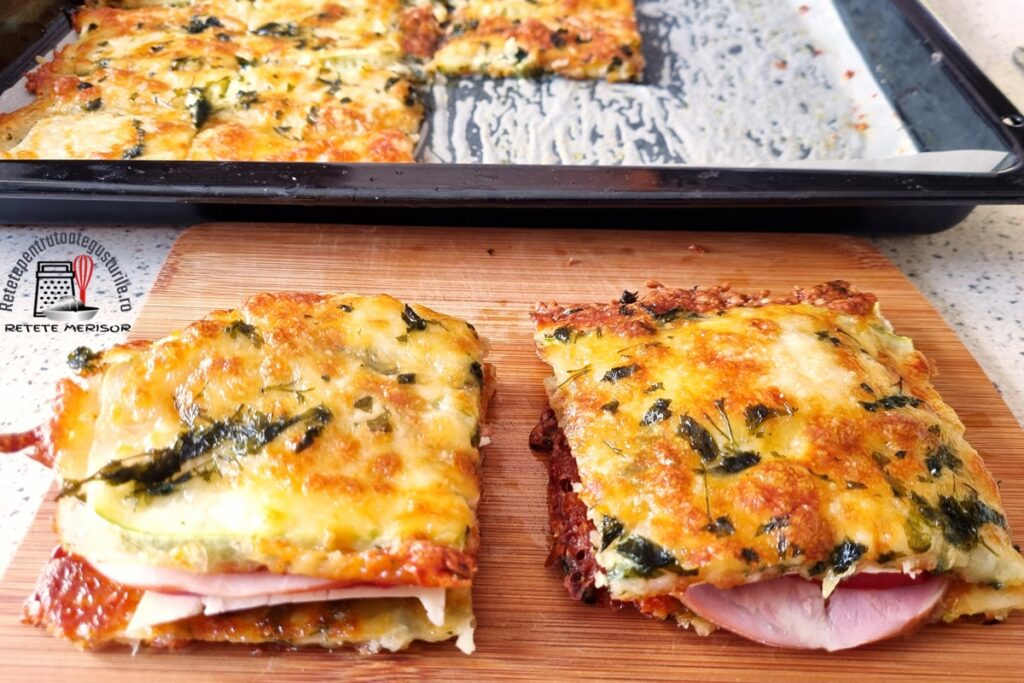 Sandvișuri crocante din dovlecei cu mozzarella și parmezan pe un tocător și în tavă