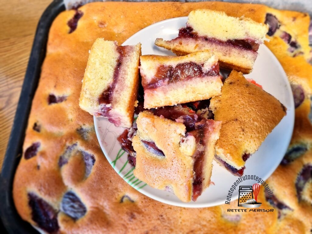 Prăjitură turnată cu prune porționată